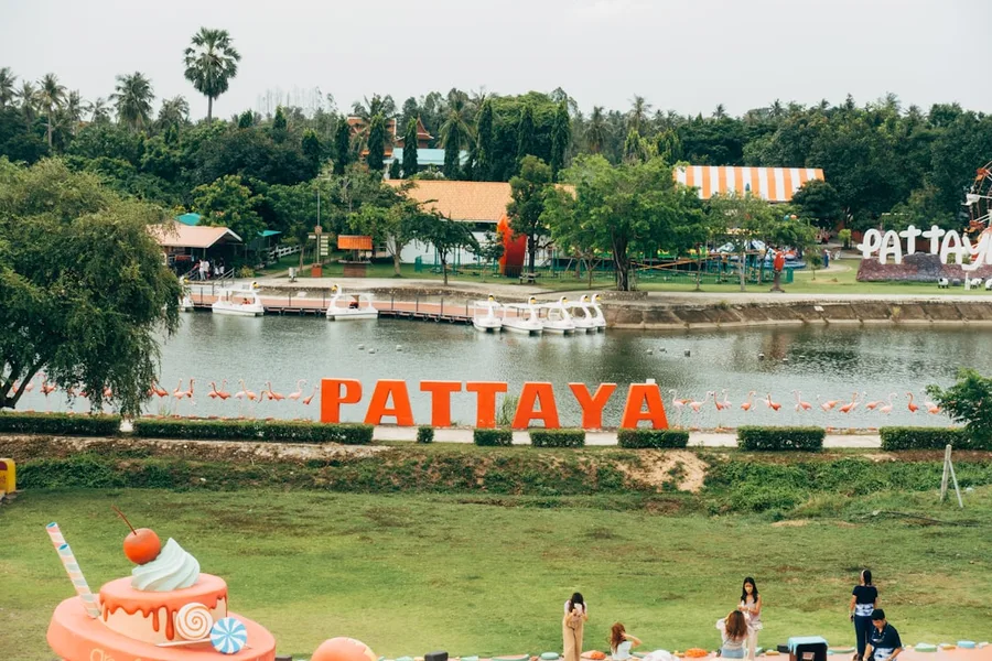 budget travel Pattaya Thailand group excursion sharing