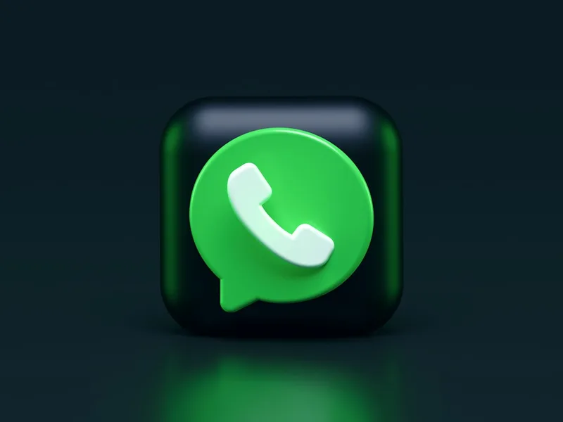 WhatsApp chat screen showing Spanish conversation about apartment rental details