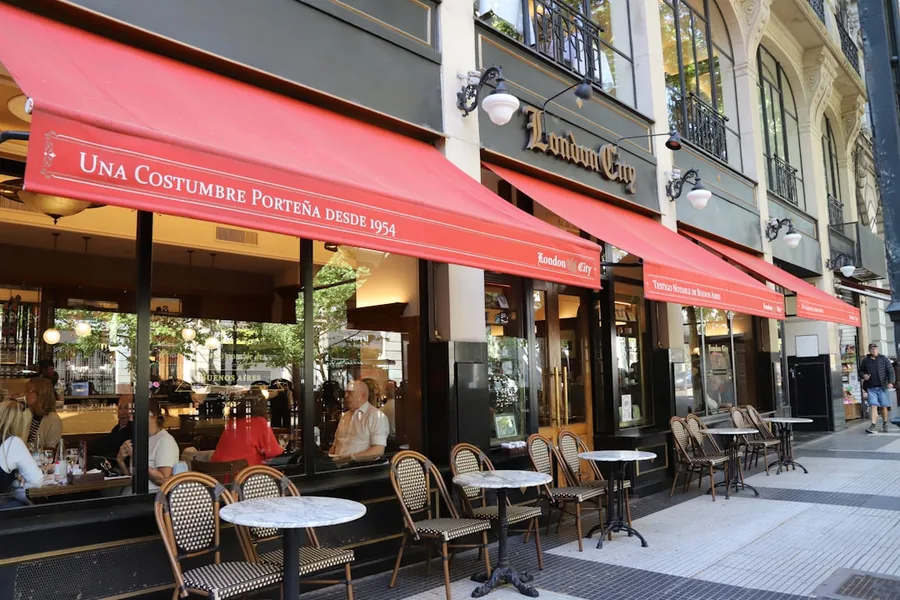 tourist using foreign credit card in Buenos Aires cafe