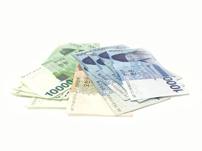 smartphone showing USDT payment for villa rental in Antalya Turkey saving money Osh Kyrgyzstan