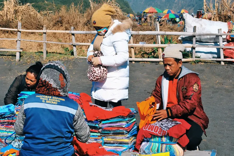 bargaining at Makhachkala bazaar seller and tourist