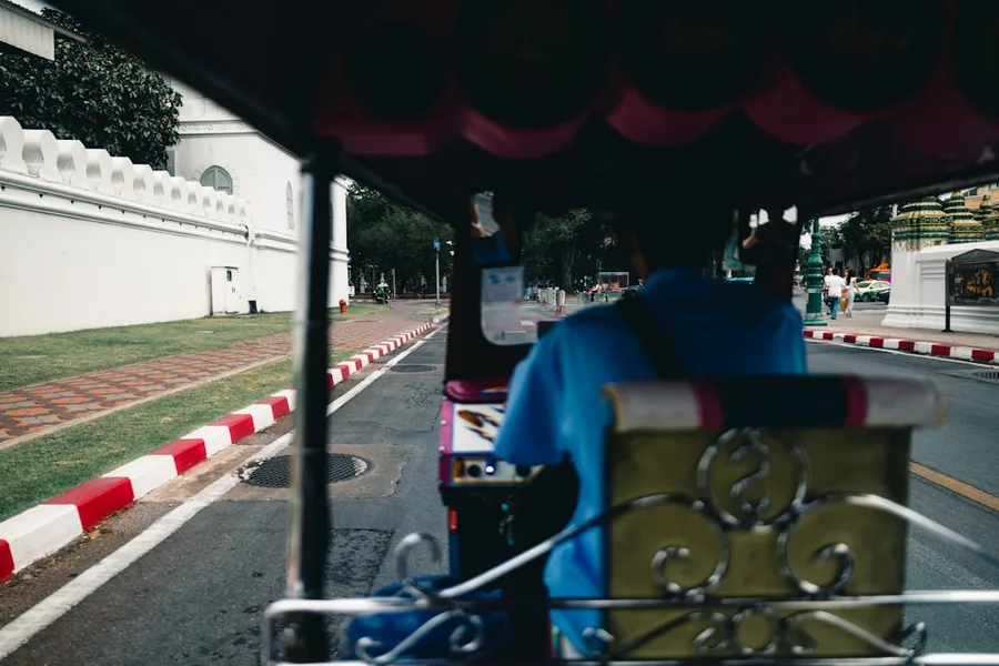 Bangkok taxi driver negotiating fare with foreign tourist scam Thailand Bar Montenegro